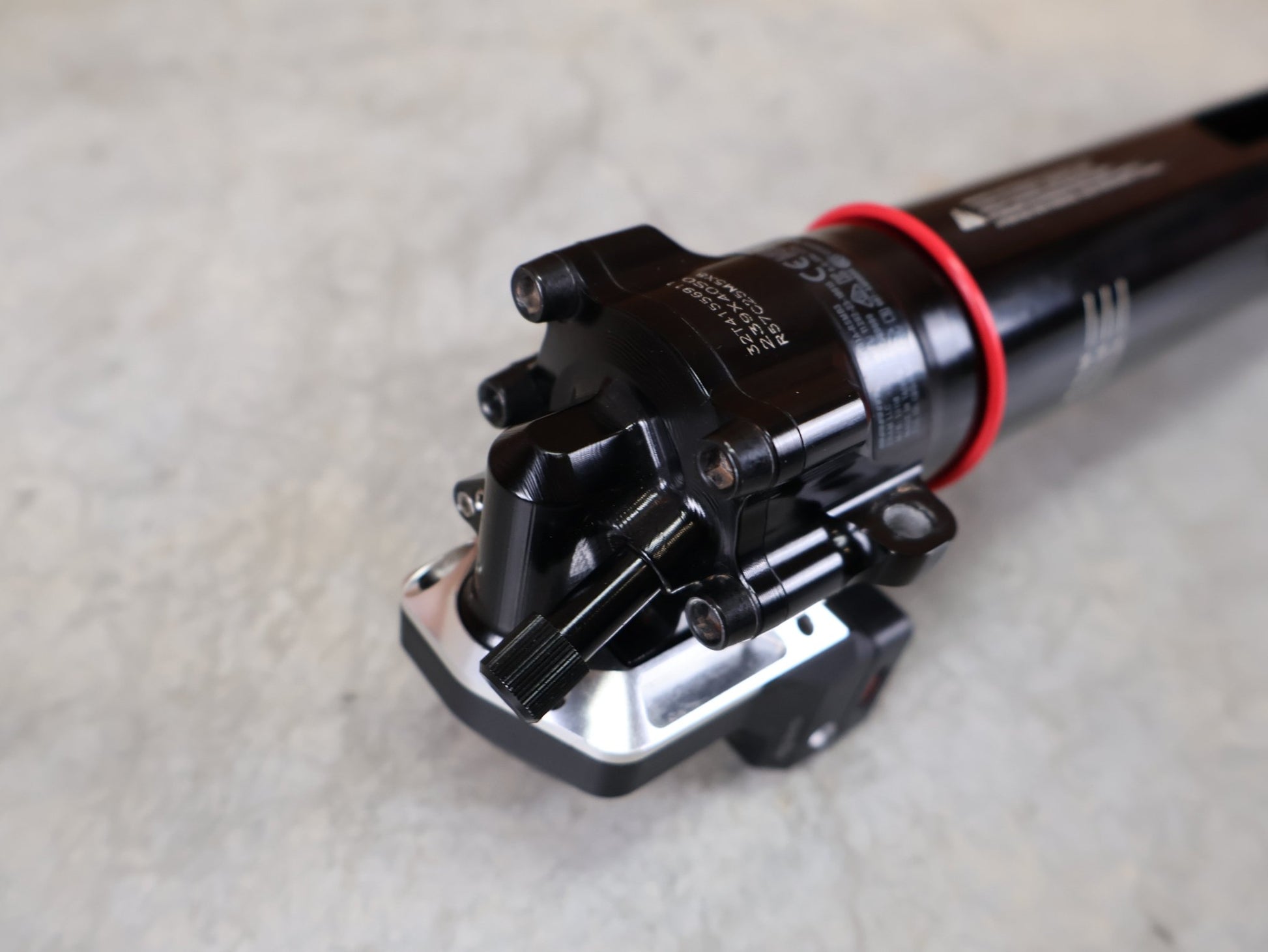 Federgabel von Rock Shox, ROCKSHOX SIDLUXE ULTIMATE ISOSTRUT FLIGHT ATTENDANT – TREK SUPERCALIBER / 239X40 / RL3 / AXS vor USEDBIKES - OB.DE Hintergrund