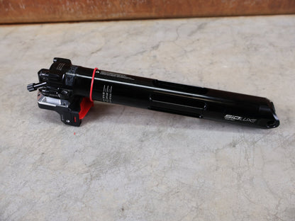 Federgabel von Rock Shox, ROCKSHOX SIDLUXE ULTIMATE ISOSTRUT FLIGHT ATTENDANT – TREK SUPERCALIBER / 239X40 / RL3 / AXS vor USEDBIKES - OB.DE Hintergrund