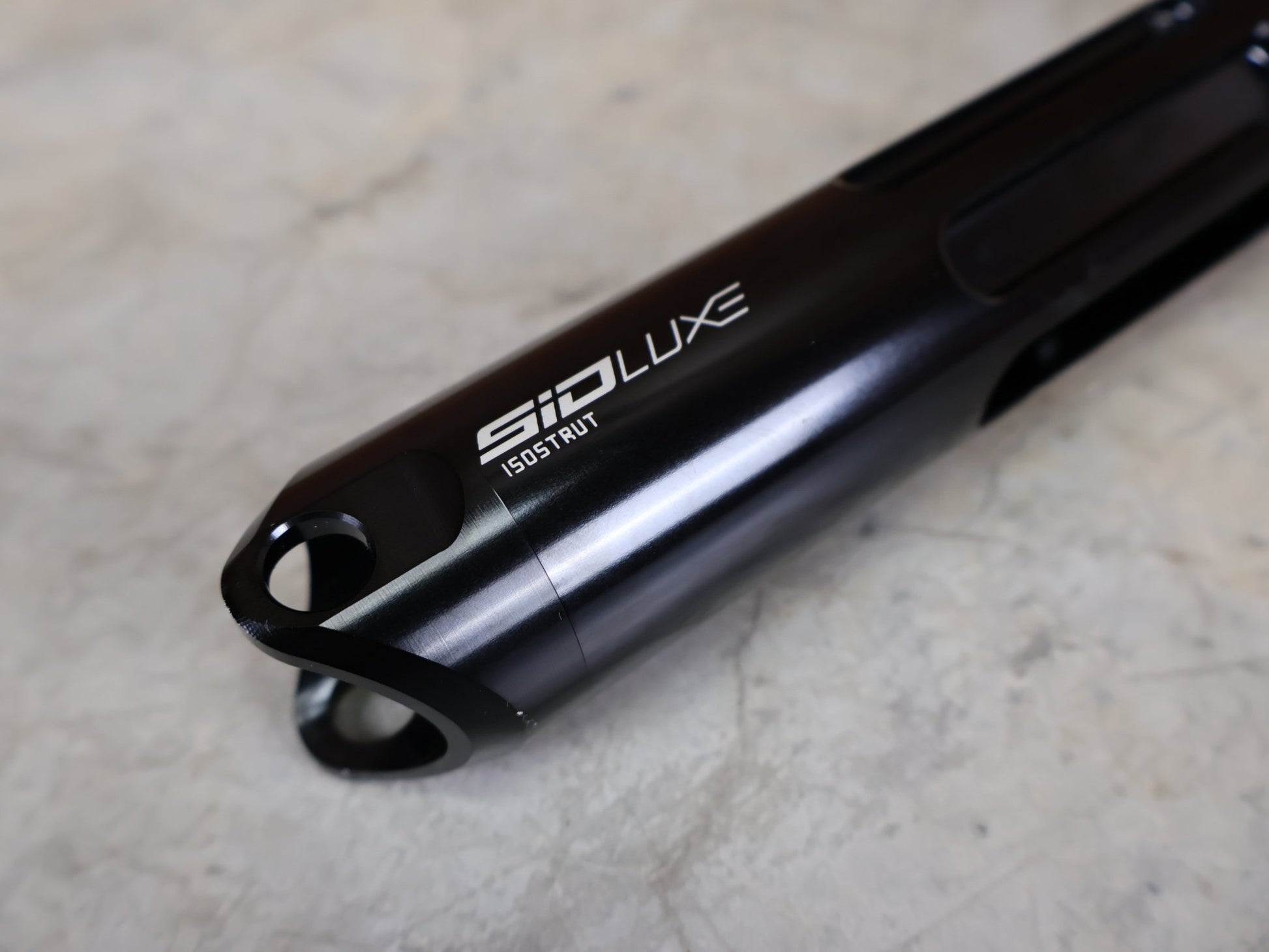 Federgabel von Rock Shox, ROCKSHOX SIDLUXE ULTIMATE ISOSTRUT FLIGHT ATTENDANT – TREK SUPERCALIBER / 239X40 / RL3 / AXS vor USEDBIKES - OB.DE Hintergrund