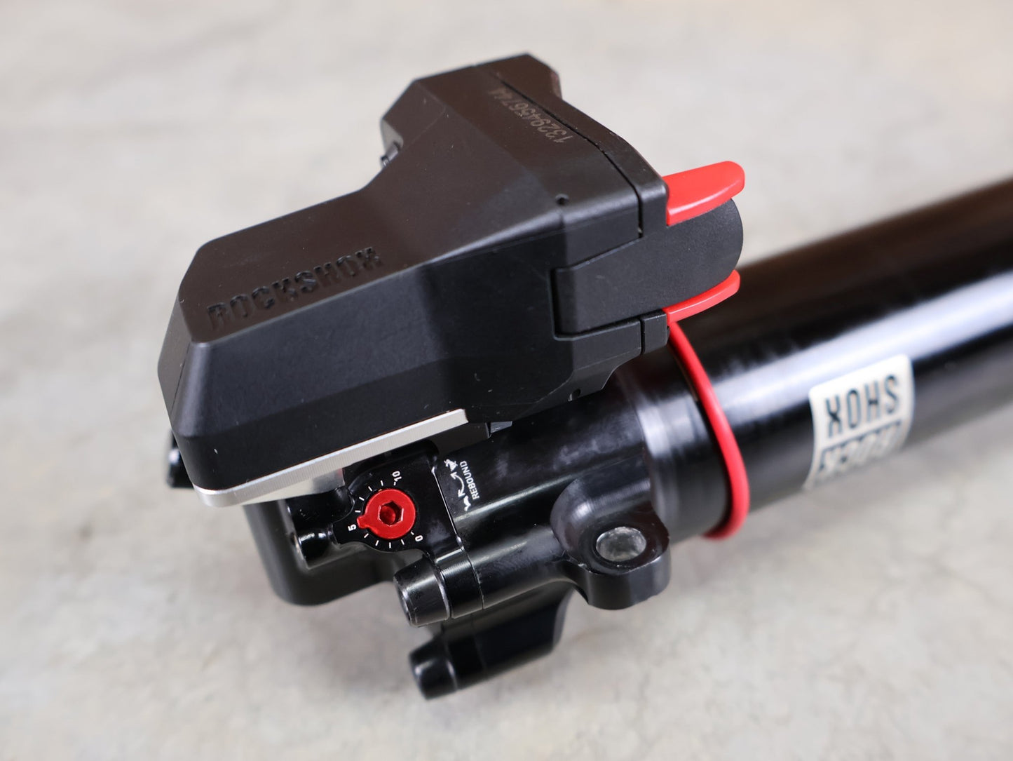 Federgabel von Rock Shox, ROCKSHOX SIDLUXE ULTIMATE ISOSTRUT FLIGHT ATTENDANT – TREK SUPERCALIBER / 239X40 / RL3 / AXS vor USEDBIKES - OB.DE Hintergrund