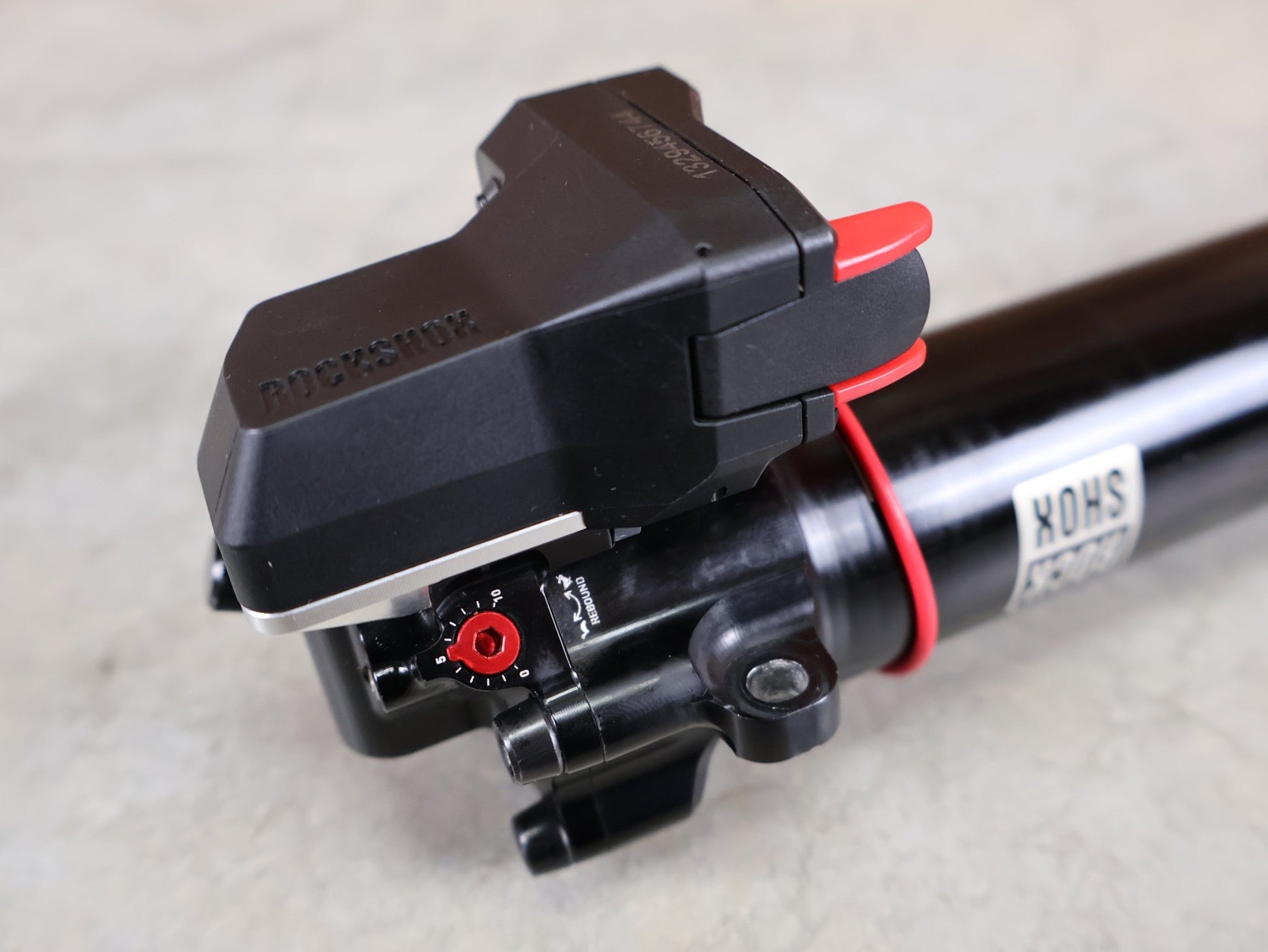 Federgabel von Rock Shox, ROCKSHOX SIDLUXE ULTIMATE ISOSTRUT FLIGHT ATTENDANT – TREK SUPERCALIBER / 239X40 / RL3 / AXS vor USEDBIKES - OB.DE Hintergrund