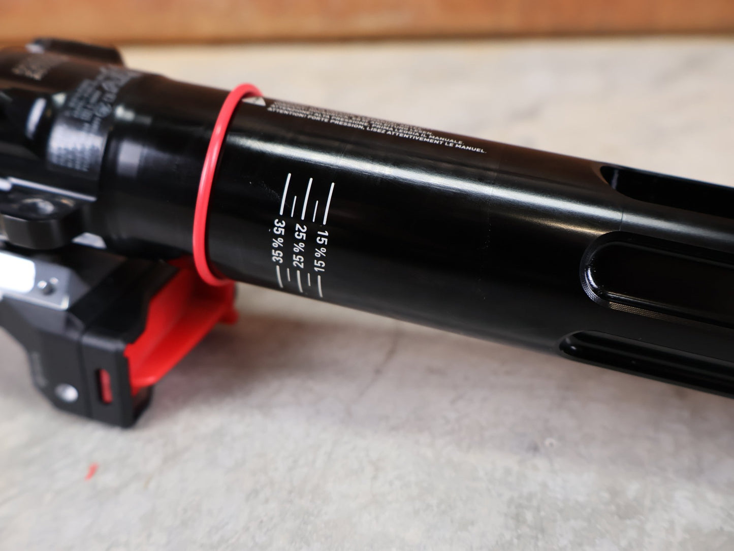 Federgabel von Rock Shox, ROCKSHOX SIDLUXE ULTIMATE ISOSTRUT FLIGHT ATTENDANT – TREK SUPERCALIBER / 239X40 / RL3 / AXS vor USEDBIKES - OB.DE Hintergrund