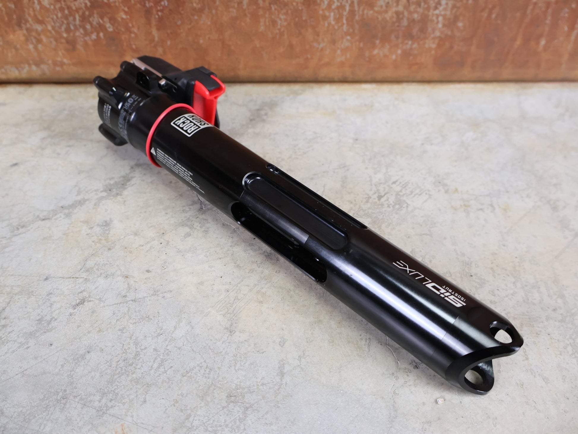 Federgabel von Rock Shox, ROCKSHOX SIDLUXE ULTIMATE ISOSTRUT FLIGHT ATTENDANT – TREK SUPERCALIBER / 239X40 / RL3 / AXS vor USEDBIKES - OB.DE Hintergrund