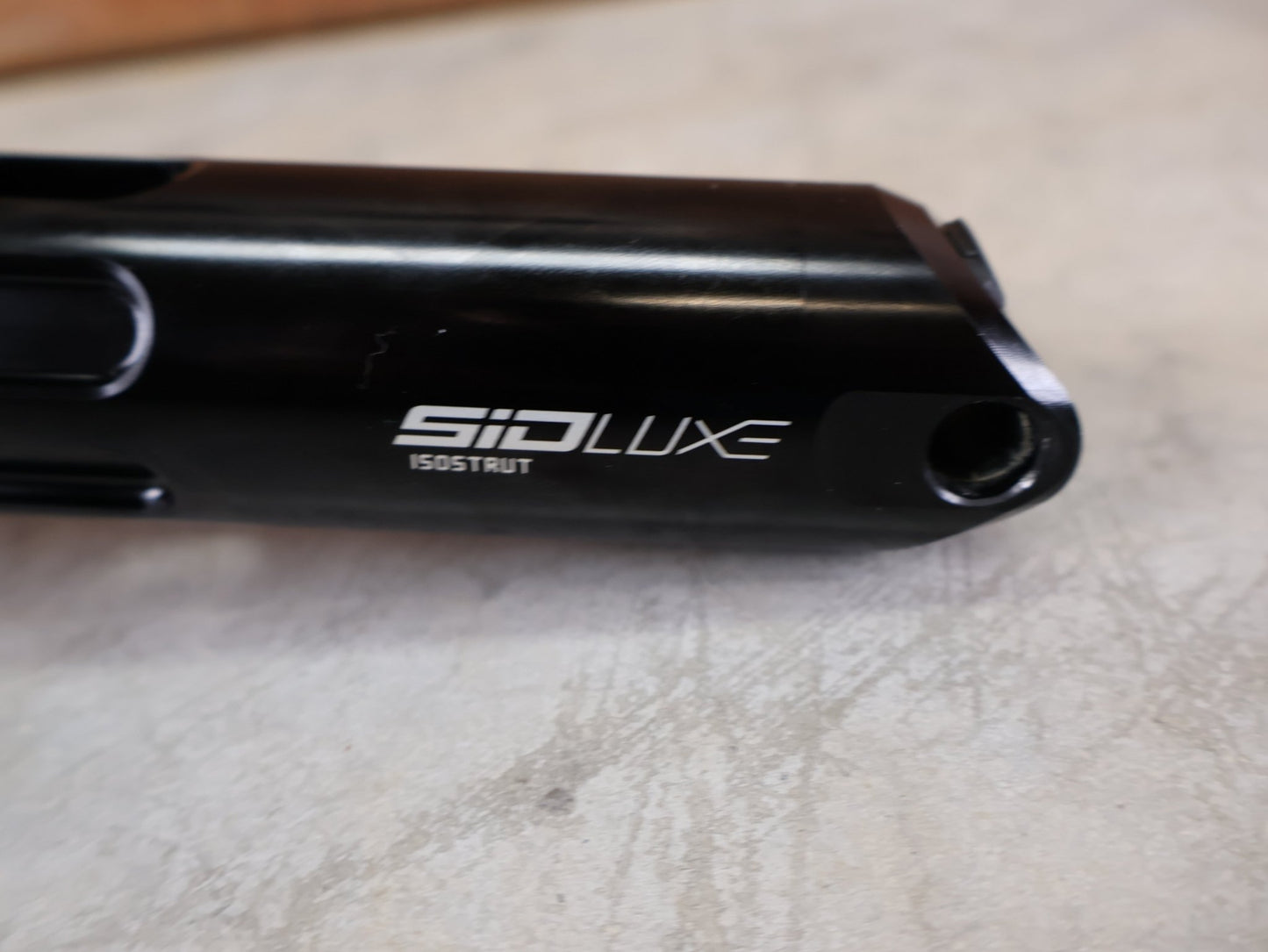 Federgabel von Rock Shox, ROCKSHOX SIDLUXE ULTIMATE ISOSTRUT FLIGHT ATTENDANT – TREK SUPERCALIBER / 239X40 / RL3 / AXS vor USEDBIKES - OB.DE Hintergrund