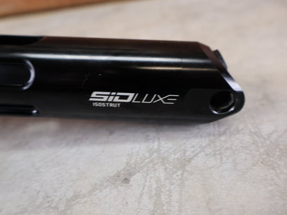 Federgabel von Rock Shox, ROCKSHOX SIDLUXE ULTIMATE ISOSTRUT FLIGHT ATTENDANT – TREK SUPERCALIBER / 239X40 / RL3 / AXS vor USEDBIKES - OB.DE Hintergrund