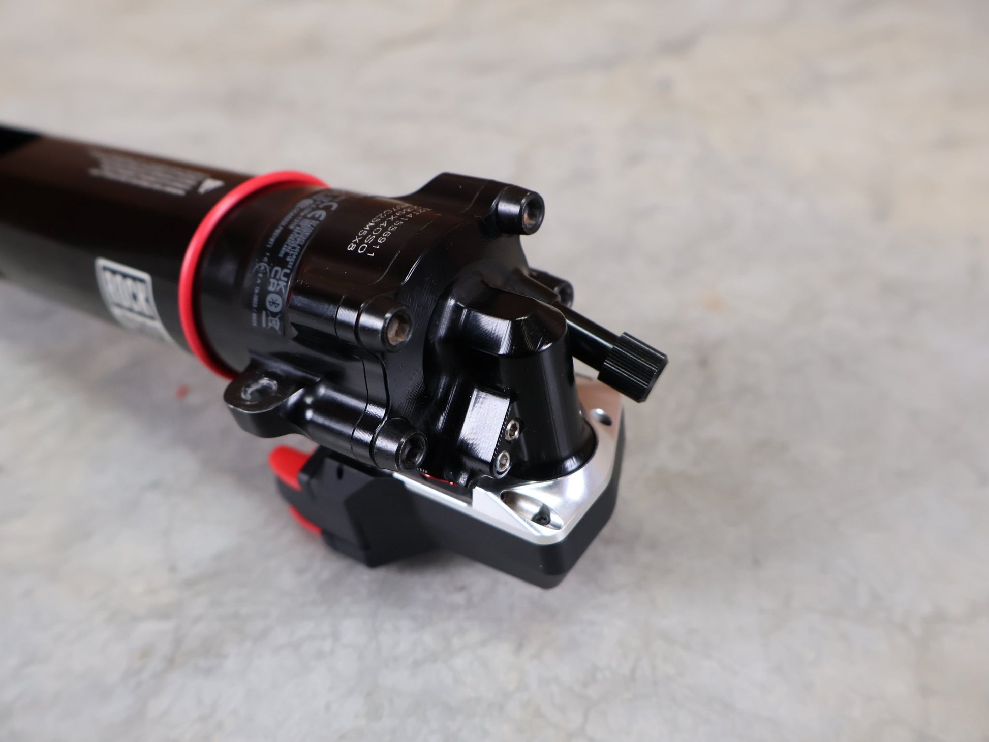 Federgabel von Rock Shox, ROCKSHOX SIDLUXE ULTIMATE ISOSTRUT FLIGHT ATTENDANT – TREK SUPERCALIBER / 239X40 / RL3 / AXS vor USEDBIKES - OB.DE Hintergrund