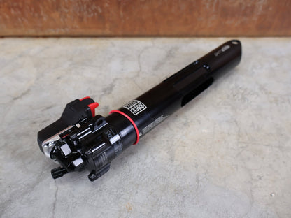 Federgabel von Rock Shox, ROCKSHOX SIDLUXE ULTIMATE ISOSTRUT FLIGHT ATTENDANT – TREK SUPERCALIBER / 239X40 / RL3 / AXS vor USEDBIKES - OB.DE Hintergrund