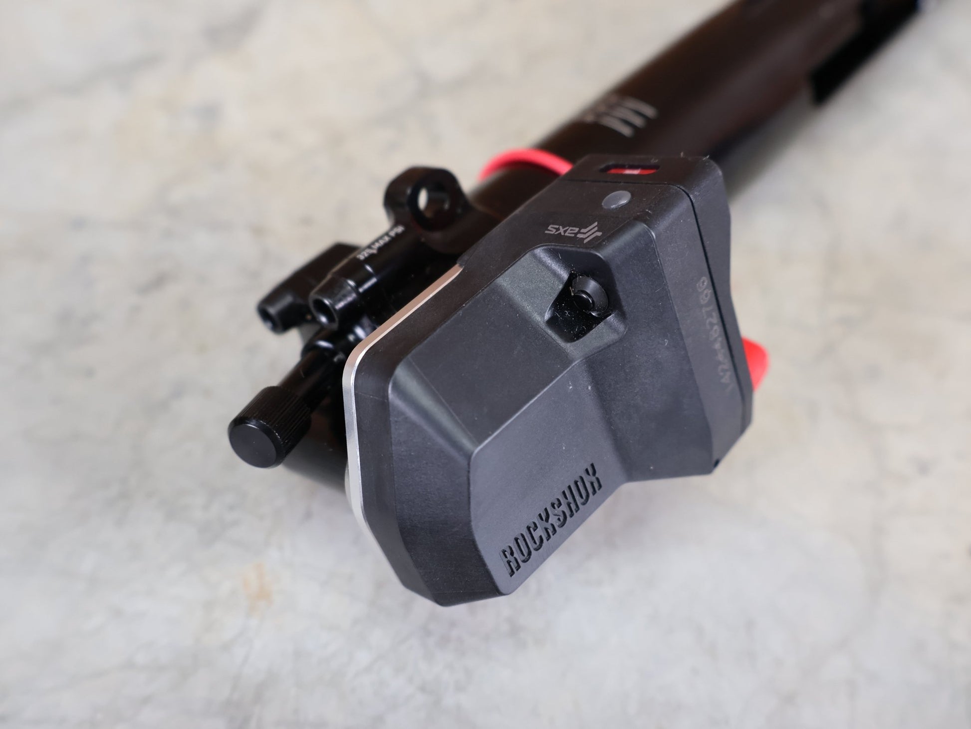 Federgabel von Rock Shox, ROCKSHOX SIDLUXE ULTIMATE ISOSTRUT FLIGHT ATTENDANT – TREK SUPERCALIBER / 239X40 / RL3 / AXS vor USEDBIKES - OB.DE Hintergrund