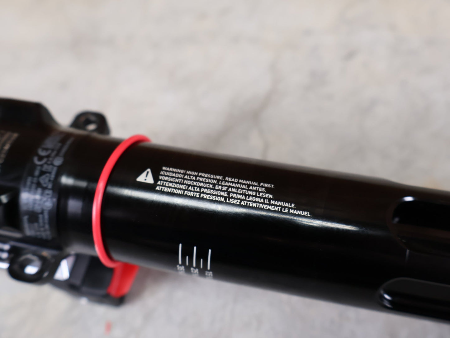 Federgabel von Rock Shox, ROCKSHOX SIDLUXE ULTIMATE ISOSTRUT FLIGHT ATTENDANT – TREK SUPERCALIBER / 239X40 / RL3 / AXS vor USEDBIKES - OB.DE Hintergrund