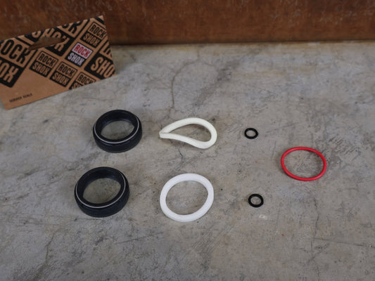 Zubehör von Rock Shox, ROCKSHOX – STAUBABSTREIFER UPGRADE KIT / 32 MM FLANGELESS (00.4318.045.003) vor USEDBIKES - OB.DE Hintergrund