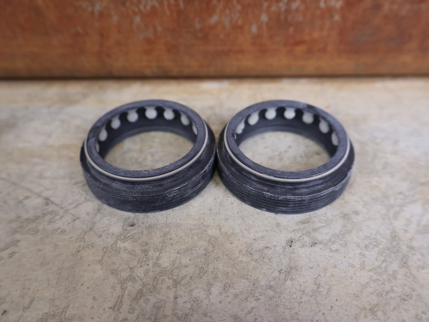 Zubehör von Rock Shox, ROCKSHOX – STAUBABSTREIFER UPGRADE KIT / 35 MM FLANGELESS (00.4318.045.004) vor USEDBIKES - OB.DE Hintergrund