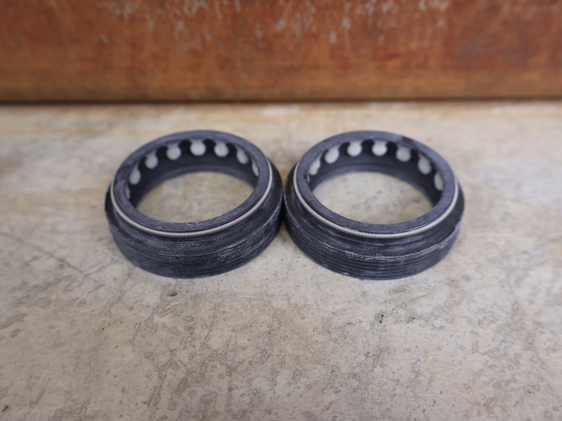 Zubehör von Rock Shox, ROCKSHOX – STAUBABSTREIFER UPGRADE KIT / 35 MM FLANGELESS (00.4318.045.004) vor USEDBIKES - OB.DE Hintergrund