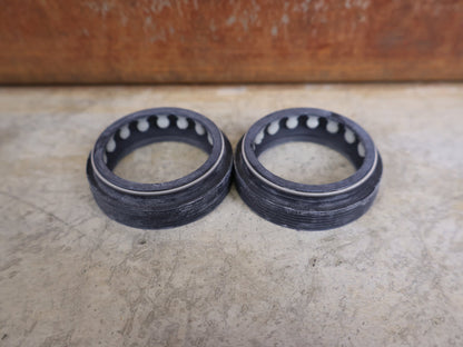 Zubehör von Rock Shox, ROCKSHOX – STAUBABSTREIFER UPGRADE KIT / 35 MM FLANGELESS (00.4318.045.004) vor USEDBIKES - OB.DE Hintergrund