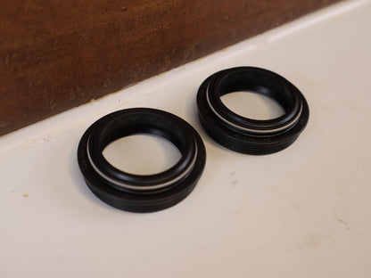 Zubehör von Rock Shox, ROCKSHOX STAUBDICHTUNGEN 32MM SID REBA REVELATION vor USEDBIKES-OB.DE Hintergrund