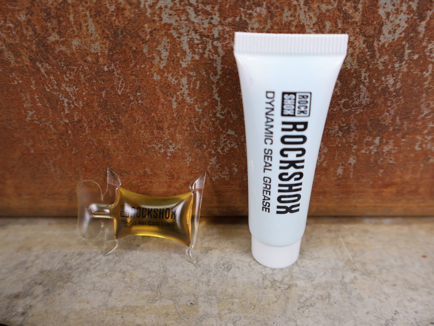 Zubehör von Rock Shox, ROCKSHOX SUPER DELUXE REMOTE SERVICE KIT 200H / 1 JAHR 2018+ (00.4315.032.637) vor USEDBIKES - OB.DE Hintergrund