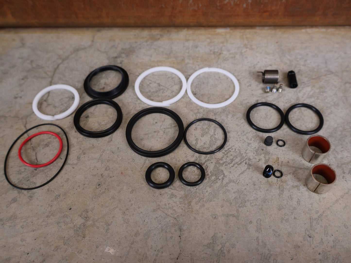 Zubehör von Rock Shox, ROCKSHOX SUPER DELUXE REMOTE SERVICE KIT 200H / 1 JAHR 2018+ (00.4315.032.637) vor USEDBIKES - OB.DE Hintergrund