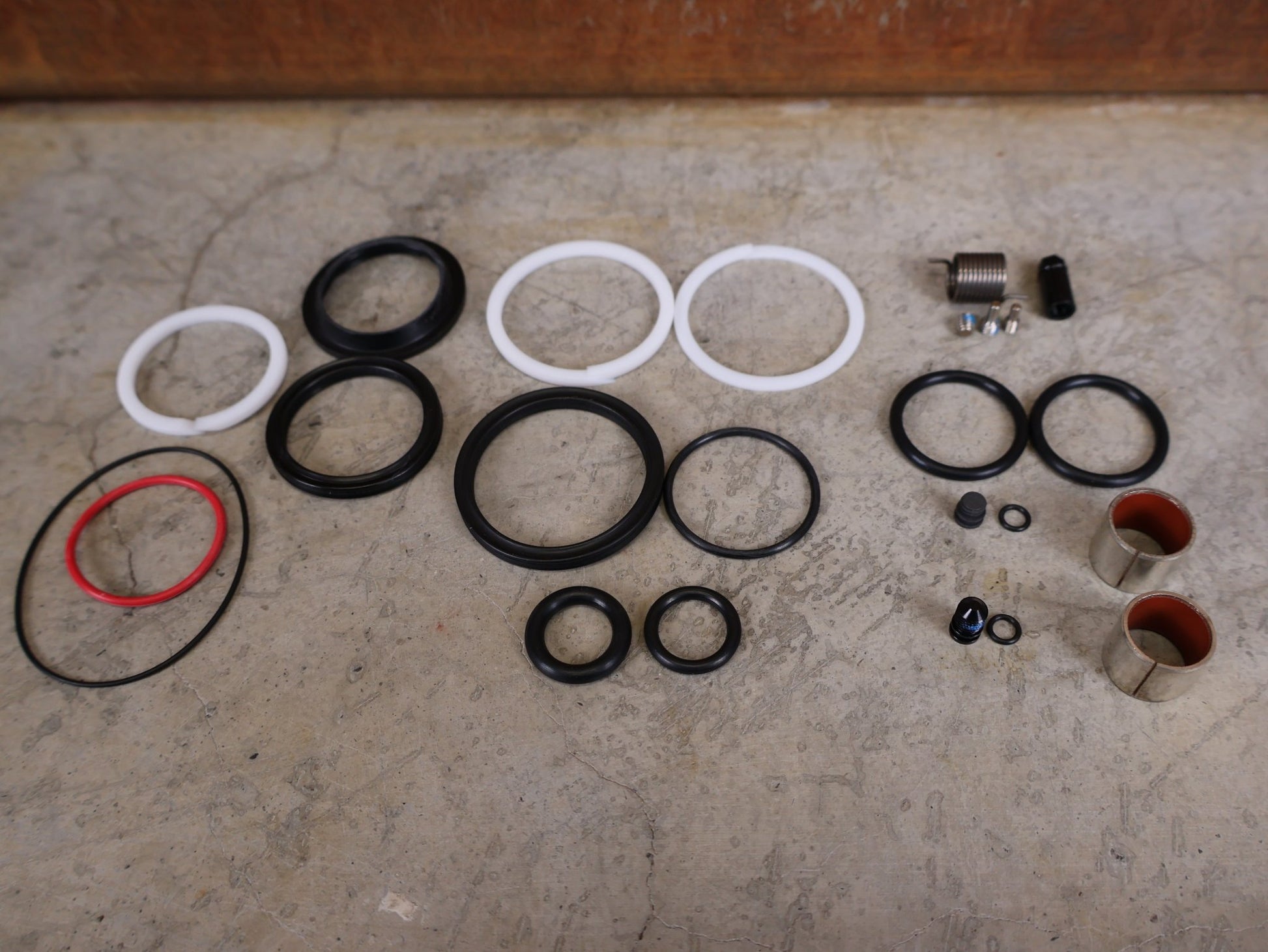 Zubehör von Rock Shox, ROCKSHOX SUPER DELUXE REMOTE SERVICE KIT 200H / 1 JAHR 2018+ (00.4315.032.637) vor USEDBIKES - OB.DE Hintergrund