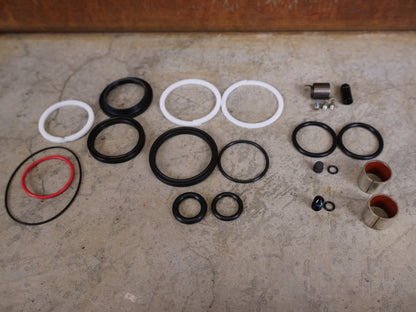 Zubehör von Rock Shox, ROCKSHOX SUPER DELUXE REMOTE SERVICE KIT 200H / 1 JAHR 2018+ (00.4315.032.637) vor USEDBIKES - OB.DE Hintergrund