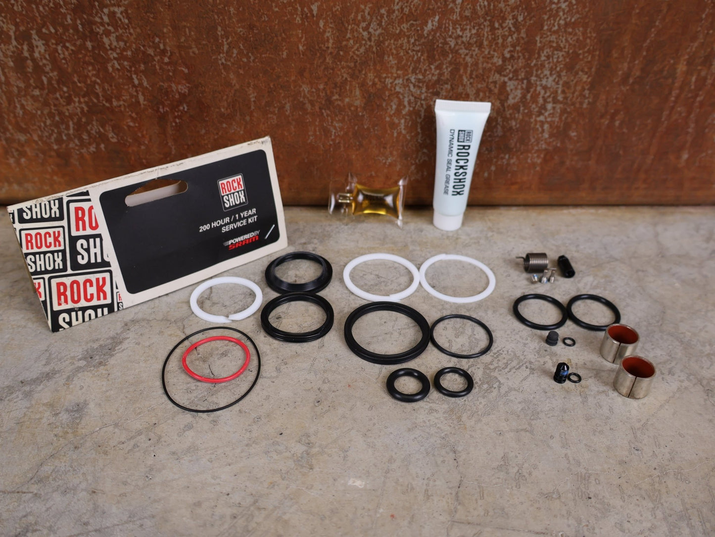 Zubehör von Rock Shox, ROCKSHOX SUPER DELUXE REMOTE SERVICE KIT 200H / 1 JAHR 2018+ (00.4315.032.637) vor USEDBIKES - OB.DE Hintergrund