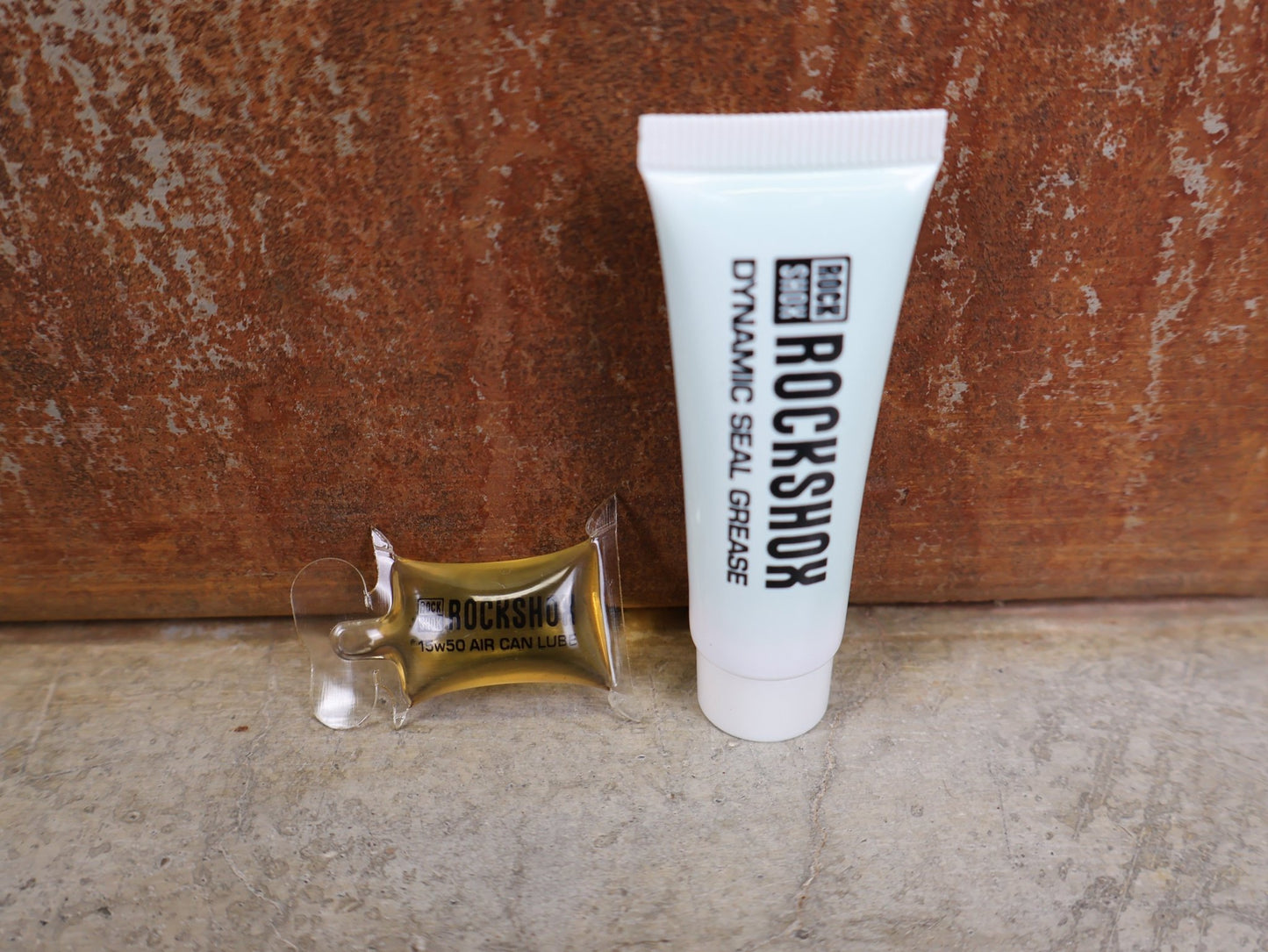 Zubehör von Rock Shox, ROCKSHOX SUPER DELUXE SDLX ACCESSORY PACK (91.4318.000.900) vor USEDBIKES - OB.DE Hintergrund