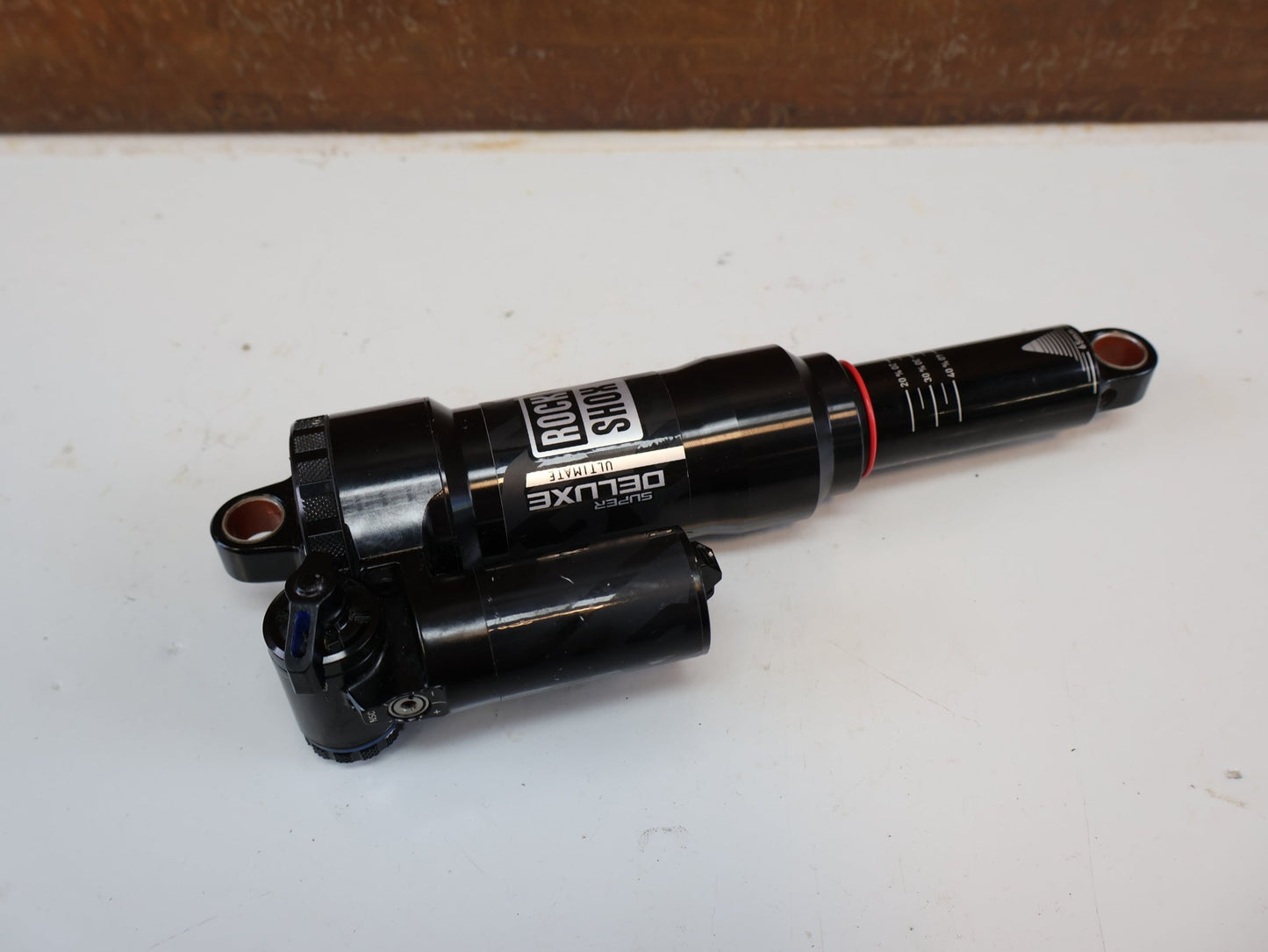 Federgabel & Dämpfer von Rock Shox, ROCKSHOX SUPER DELUXE ULTIMATE / 230X65 / DEBONAIR LINEAR / RS-SDLX-ULT-C1 vor USEDBIKES-OB.DE Hintergrund