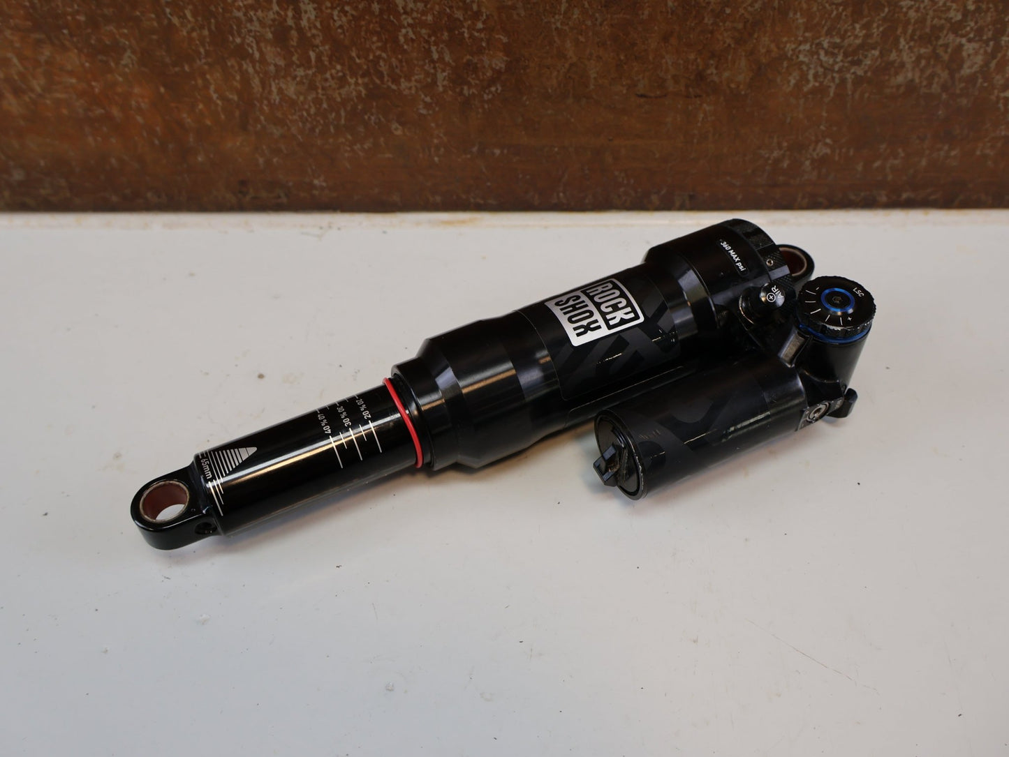Federgabel & Dämpfer von Rock Shox, ROCKSHOX SUPER DELUXE ULTIMATE / 230X65 / DEBONAIR LINEAR / RS-SDLX-ULT-C1 vor USEDBIKES-OB.DE Hintergrund
