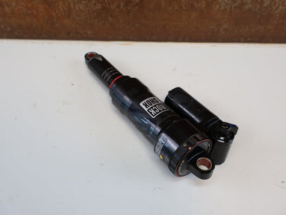 Federgabel & Dämpfer von Rock Shox, ROCKSHOX SUPER DELUXE ULTIMATE / 230X65 / DEBONAIR LINEAR / RS-SDLX-ULT-C1 vor USEDBIKES-OB.DE Hintergrund