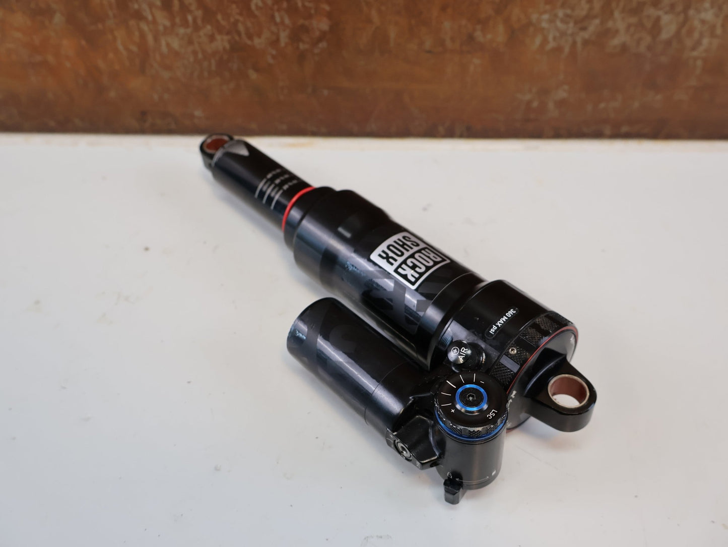 Federgabel & Dämpfer von Rock Shox, ROCKSHOX SUPER DELUXE ULTIMATE / 230X65 / DEBONAIR LINEAR / RS-SDLX-ULT-C1 vor USEDBIKES-OB.DE Hintergrund