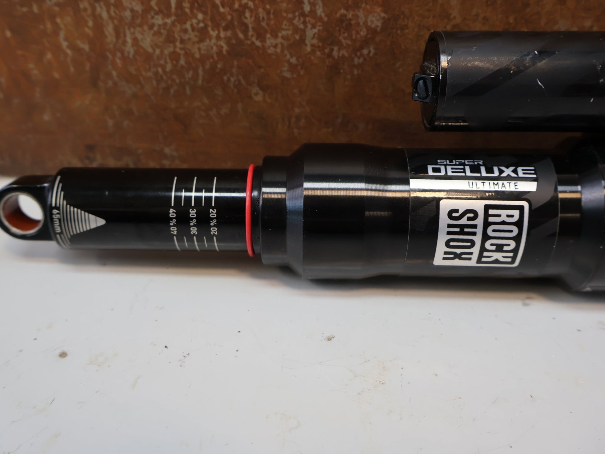 Federgabel & Dämpfer von Rock Shox, ROCKSHOX SUPER DELUXE ULTIMATE / 230X65 / DEBONAIR LINEAR / RS-SDLX-ULT-C1 vor USEDBIKES-OB.DE Hintergrund