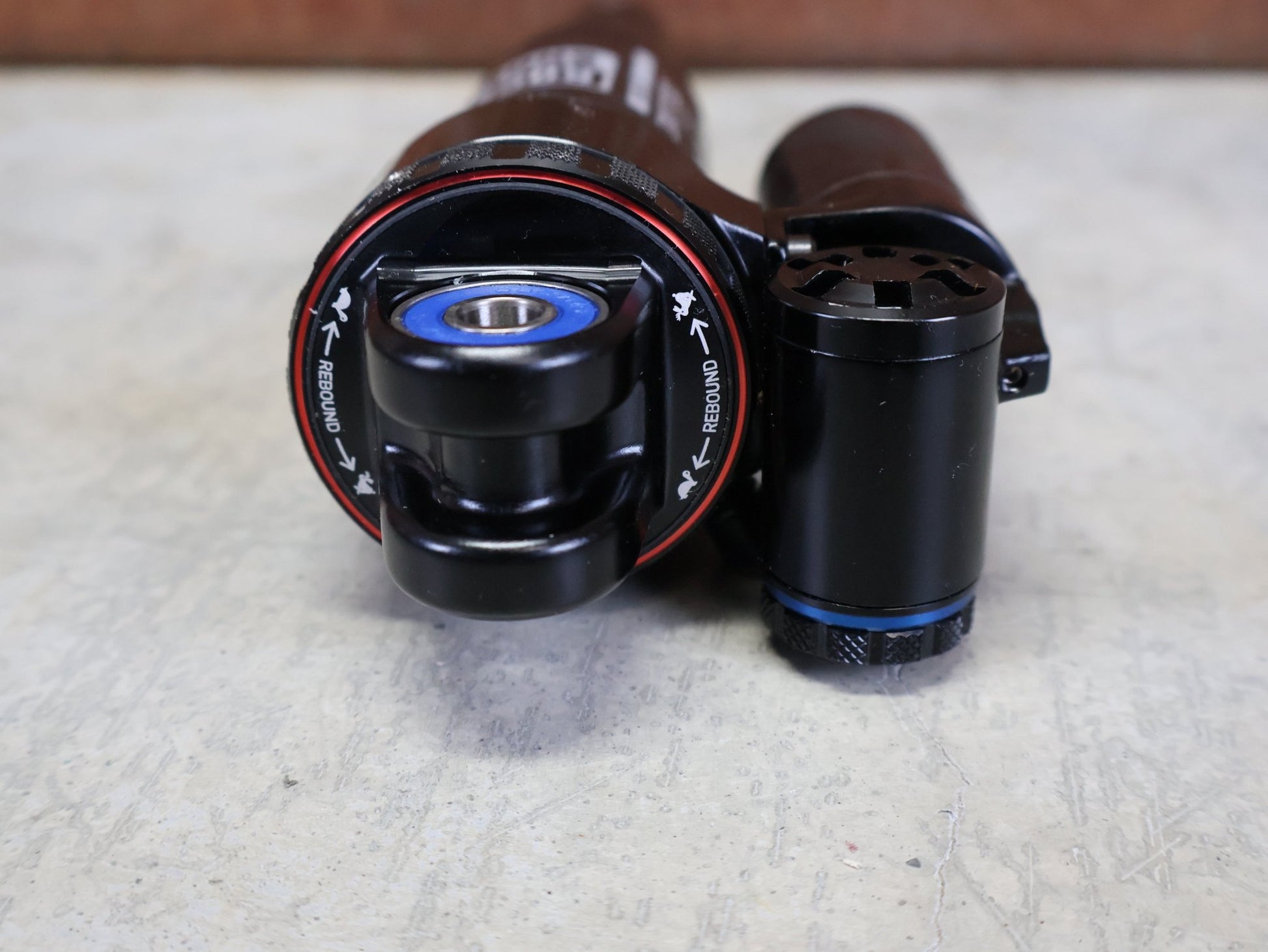 Federgabel & Dämpfer von Rock Shox, ROCKSHOX SUPER DELUXE ULTIMATE DH DÄMPFER 250X75 MM – DEBONAIR vor USEDBIKES - OB.DE Hintergrund