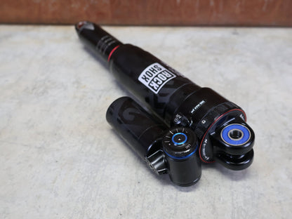 Federgabel & Dämpfer von Rock Shox, ROCKSHOX SUPER DELUXE ULTIMATE DH DÄMPFER 250X75 MM – DEBONAIR vor USEDBIKES - OB.DE Hintergrund