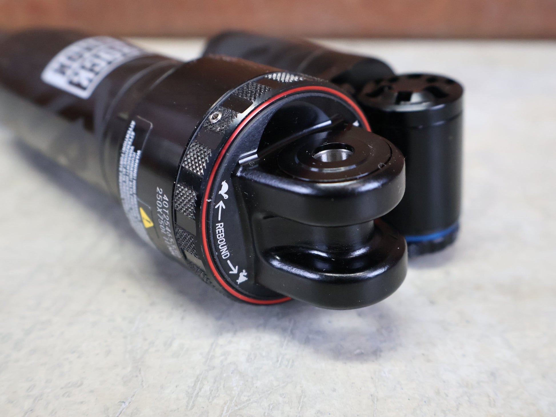 Federgabel & Dämpfer von Rock Shox, ROCKSHOX SUPER DELUXE ULTIMATE DH DÄMPFER 250X75 MM – DEBONAIR vor USEDBIKES - OB.DE Hintergrund