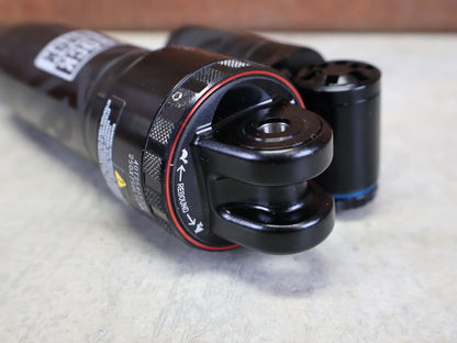 Federgabel & Dämpfer von Rock Shox, ROCKSHOX SUPER DELUXE ULTIMATE DH DÄMPFER 250X75 MM – DEBONAIR vor USEDBIKES - OB.DE Hintergrund