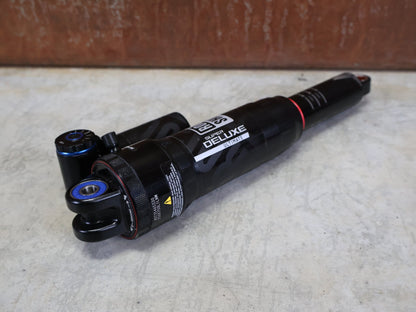 Federgabel & Dämpfer von Rock Shox, ROCKSHOX SUPER DELUXE ULTIMATE DH DÄMPFER 250X75 MM – DEBONAIR vor USEDBIKES - OB.DE Hintergrund