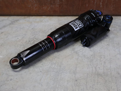 Federgabel & Dämpfer von Rock Shox, ROCKSHOX SUPER DELUXE ULTIMATE DH DÄMPFER 250X75 MM – DEBONAIR vor USEDBIKES - OB.DE Hintergrund