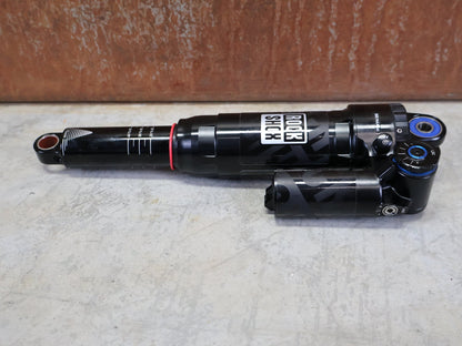 Federgabel & Dämpfer von Rock Shox, ROCKSHOX SUPER DELUXE ULTIMATE DH DÄMPFER 250X75 MM – DEBONAIR vor USEDBIKES - OB.DE Hintergrund