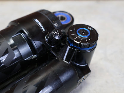 Federgabel & Dämpfer von Rock Shox, ROCKSHOX SUPER DELUXE ULTIMATE DH DÄMPFER 250X75 MM – DEBONAIR vor USEDBIKES - OB.DE Hintergrund