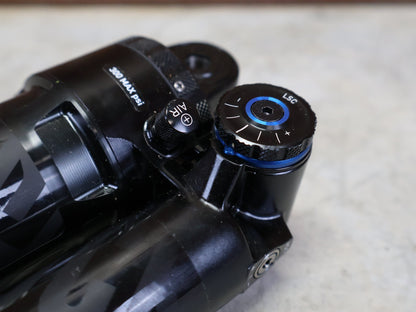 Federgabel & Dämpfer von Rock Shox, ROCKSHOX SUPER DELUXE ULTIMATE DH DÄMPFER 250X75 MM – DEBONAIR vor USEDBIKES - OB.DE Hintergrund