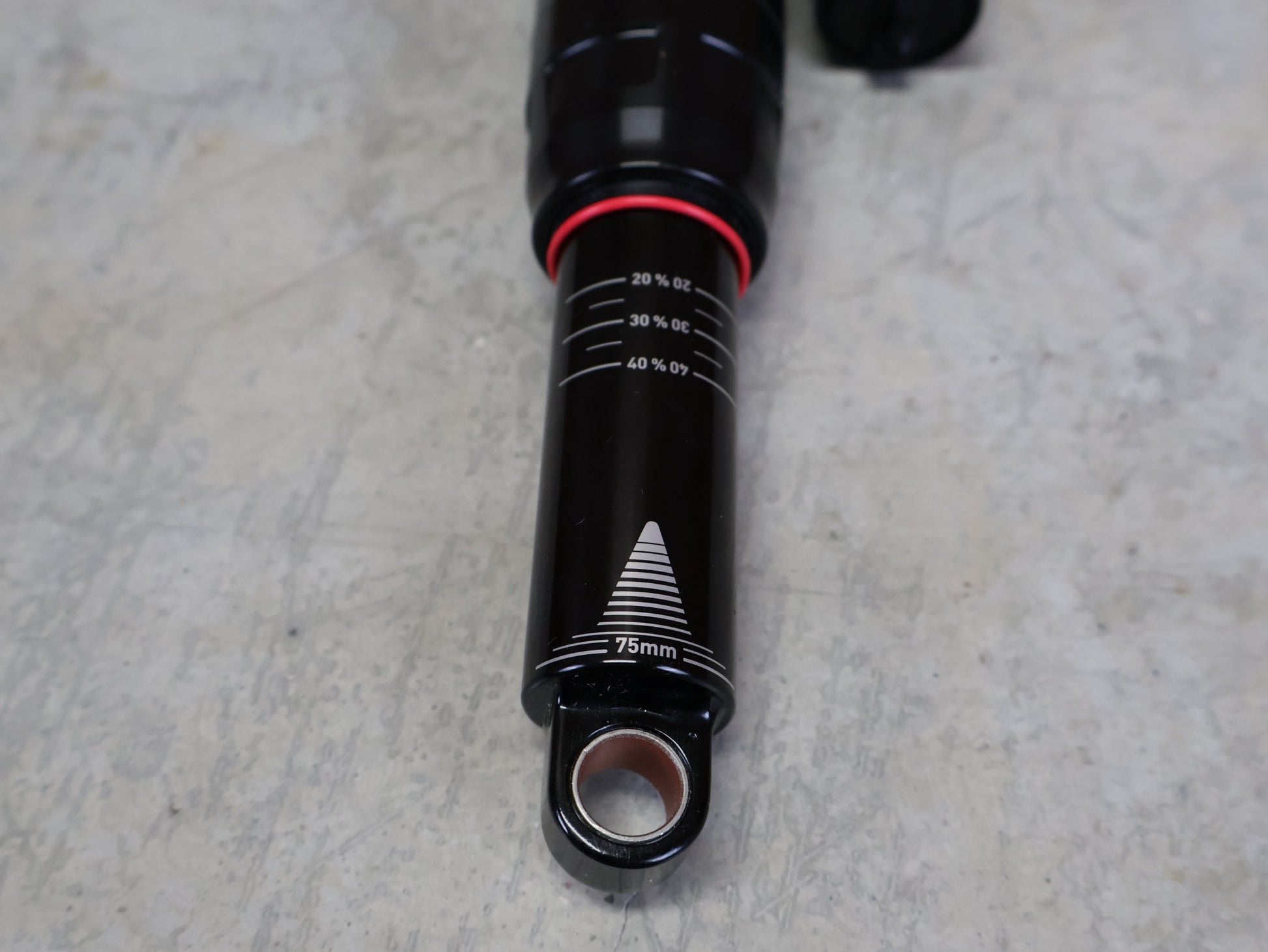 Federgabel & Dämpfer von Rock Shox, ROCKSHOX SUPER DELUXE ULTIMATE DH DÄMPFER 250X75 MM – DEBONAIR vor USEDBIKES - OB.DE Hintergrund