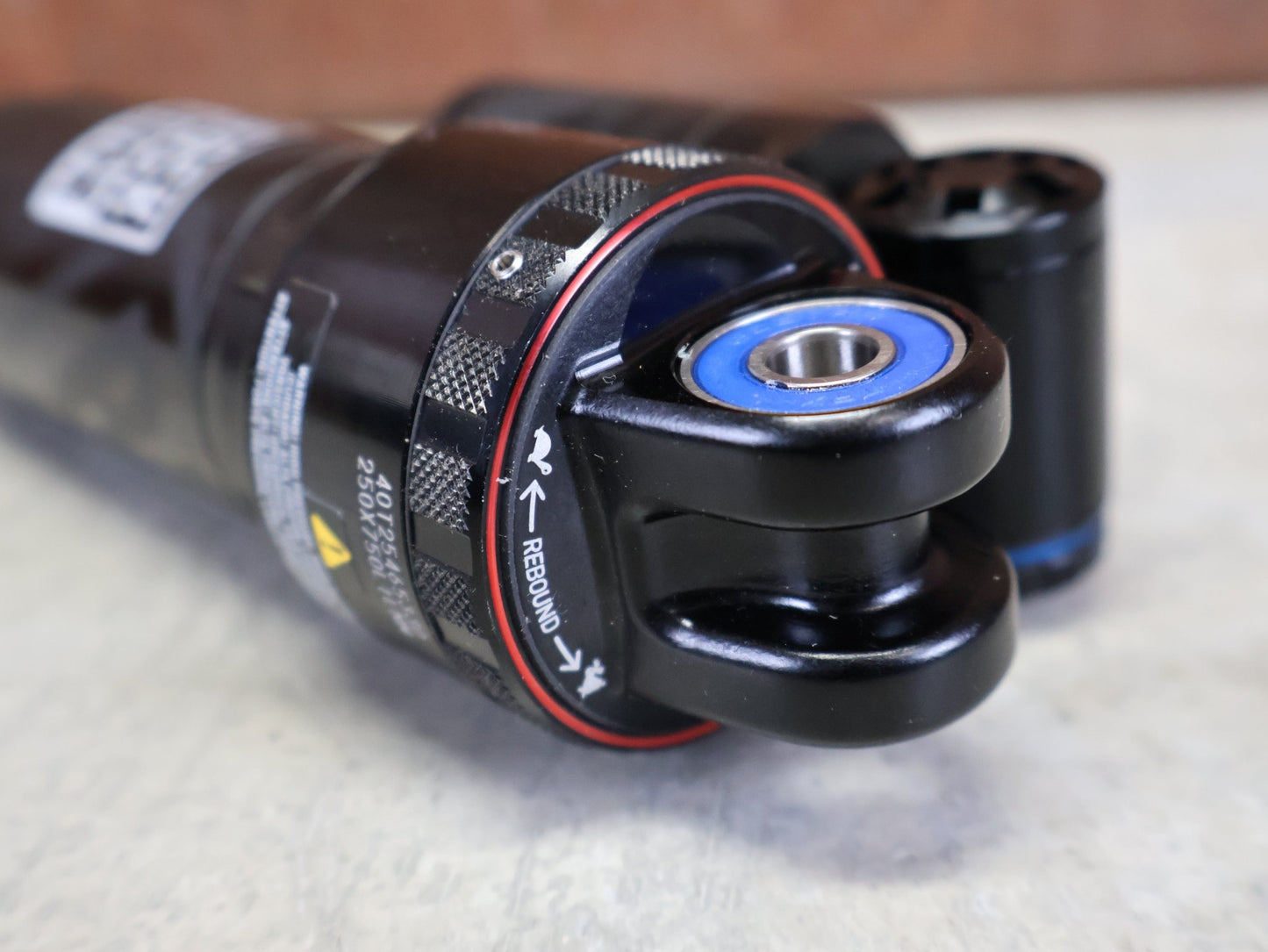 Federgabel & Dämpfer von Rock Shox, ROCKSHOX SUPER DELUXE ULTIMATE DH DÄMPFER 250X75 MM – DEBONAIR vor USEDBIKES - OB.DE Hintergrund