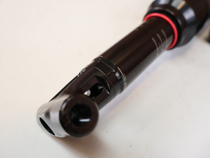 Federgabel & Dämpfer von Rock Shox, RockShox Super Deluxe Ultimate ThruShaft 230x62.5 Dämpfer vor USEDBIKES-OB.DE Hintergrund