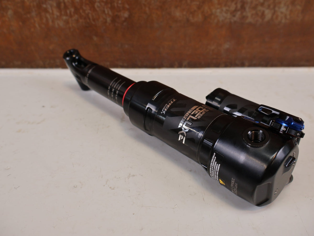 Federgabel & Dämpfer von Rock Shox, RockShox Super Deluxe Ultimate ThruShaft 230x62.5 Dämpfer vor USEDBIKES-OB.DE Hintergrund