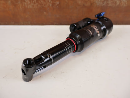 Federgabel & Dämpfer von Rock Shox, RockShox Super Deluxe Ultimate ThruShaft 230x62.5 Dämpfer vor USEDBIKES-OB.DE Hintergrund