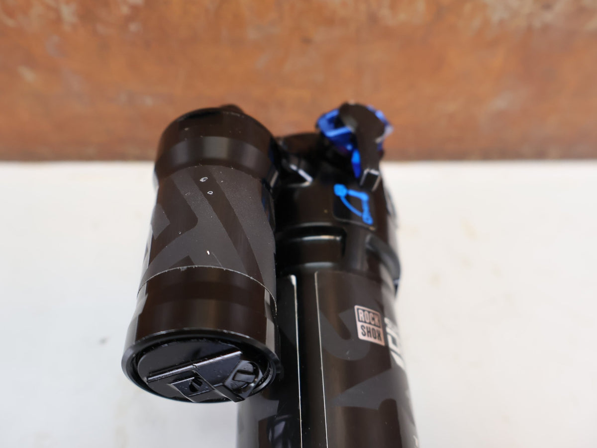 Federgabel & Dämpfer von Rock Shox, RockShox Super Deluxe Ultimate ThruShaft 230x62.5 Dämpfer vor USEDBIKES-OB.DE Hintergrund