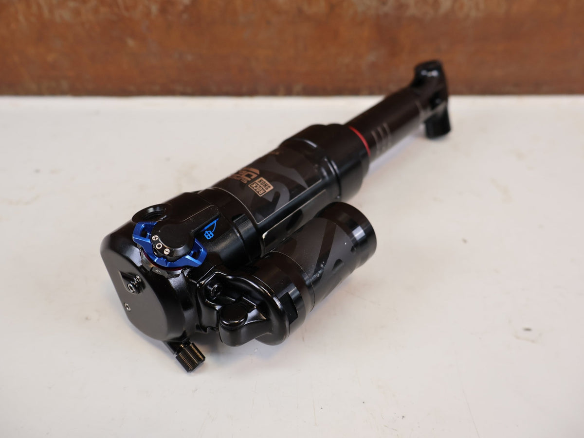 Federgabel & Dämpfer von Rock Shox, RockShox Super Deluxe Ultimate ThruShaft 230x62.5 Dämpfer vor USEDBIKES-OB.DE Hintergrund