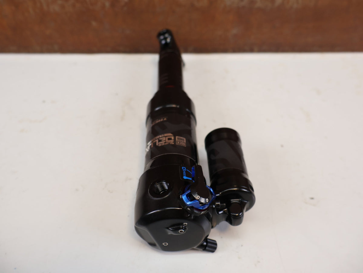 Federgabel & Dämpfer von Rock Shox, RockShox Super Deluxe Ultimate ThruShaft 230x62.5 Dämpfer vor USEDBIKES-OB.DE Hintergrund