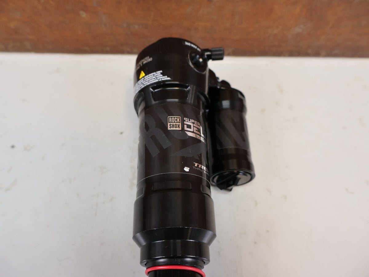 Federgabel & Dämpfer von Rock Shox, RockShox Super Deluxe Ultimate ThruShaft 230x62.5 Dämpfer vor USEDBIKES-OB.DE Hintergrund