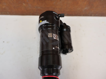 Federgabel & Dämpfer von Rock Shox, RockShox Super Deluxe Ultimate ThruShaft 230x62.5 Dämpfer vor USEDBIKES-OB.DE Hintergrund