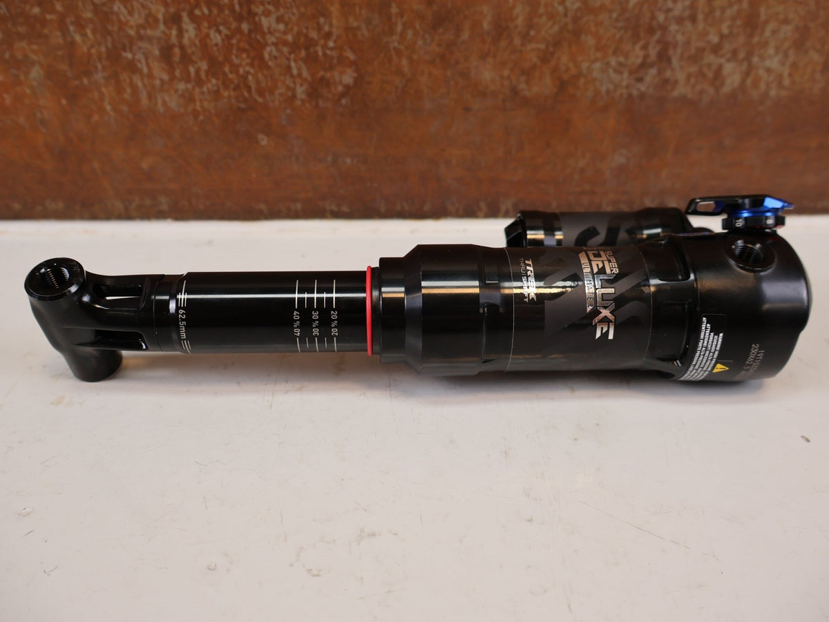 Federgabel & Dämpfer von Rock Shox, RockShox Super Deluxe Ultimate ThruShaft 230x62.5 Dämpfer vor USEDBIKES-OB.DE Hintergrund