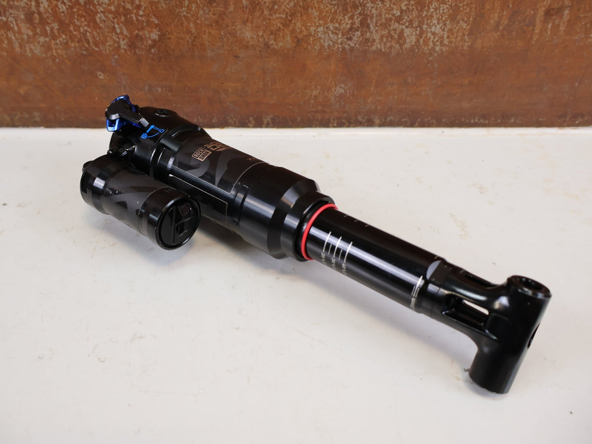 Federgabel & Dämpfer von Rock Shox, RockShox Super Deluxe Ultimate ThruShaft 230x62.5 Dämpfer vor USEDBIKES-OB.DE Hintergrund